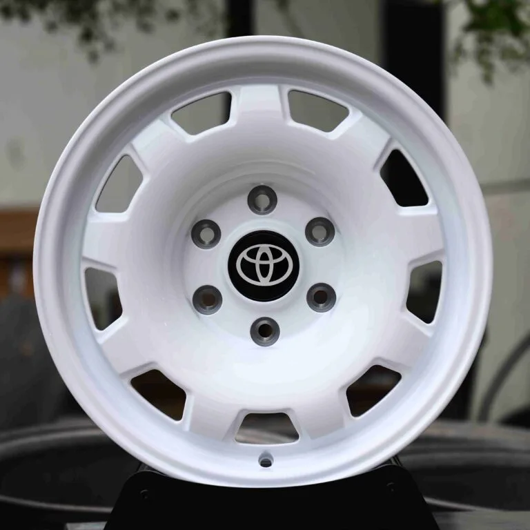 Toyota GR86 wheels – Gloss White Semi-Full-Face, front view