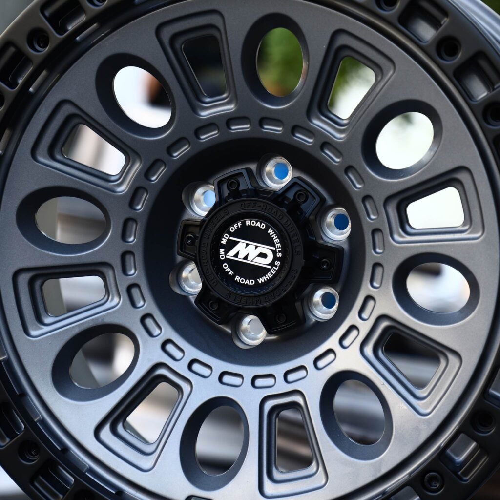 Chevrolet Silverado 1500 wheels – Gray, lip and barrel detail