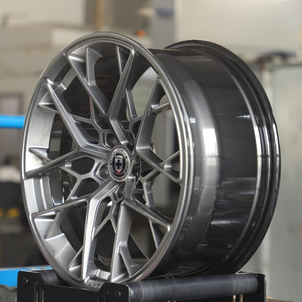 Lamborghini Huracan wheels – Metallic Gray / Black Cross-Spoke (HRE FF10-Style), lip and barrel detail
