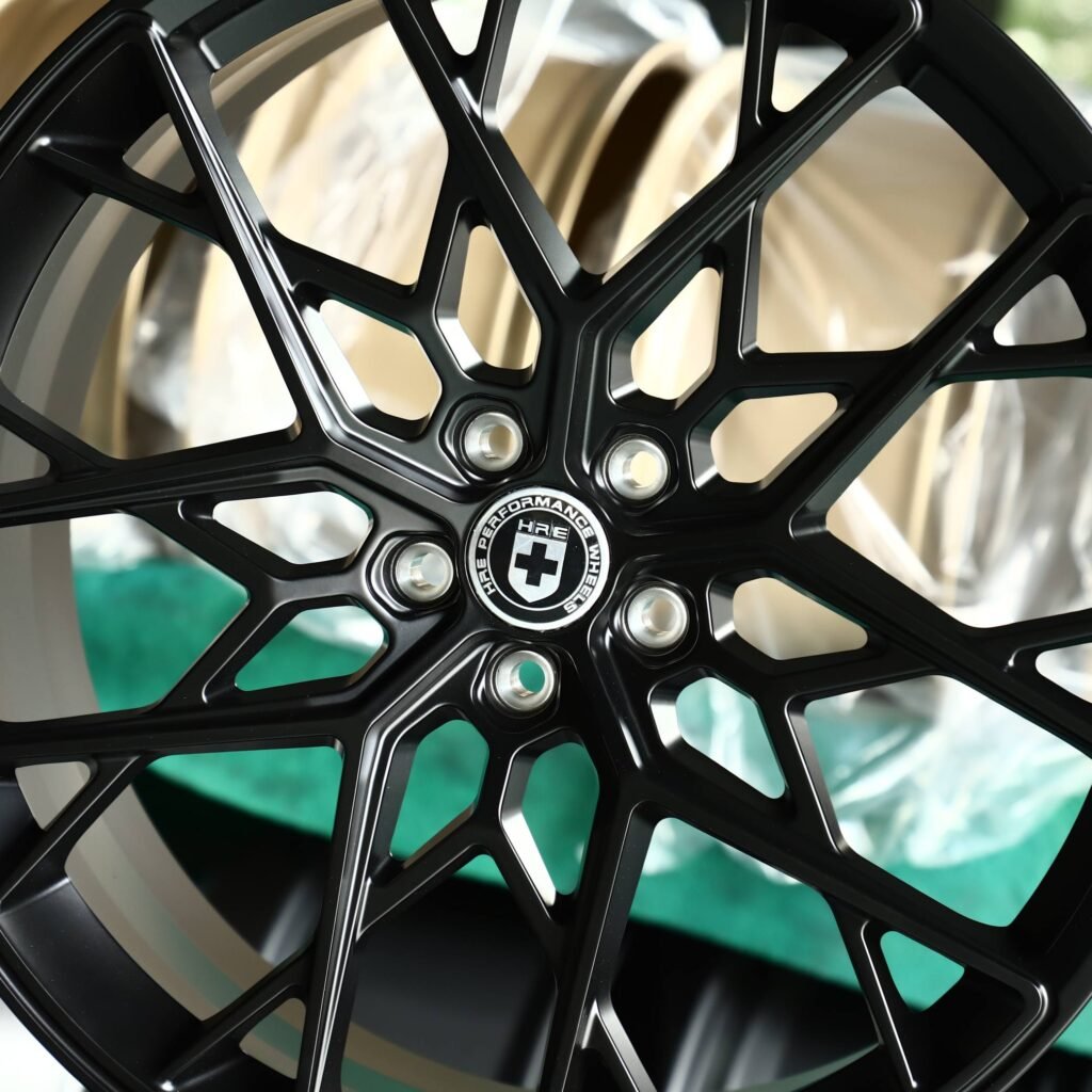 Lamborghini Huracan wheels – Gloss Black Cross-Spoke (HRE P200-Style), lip and barrel detail
