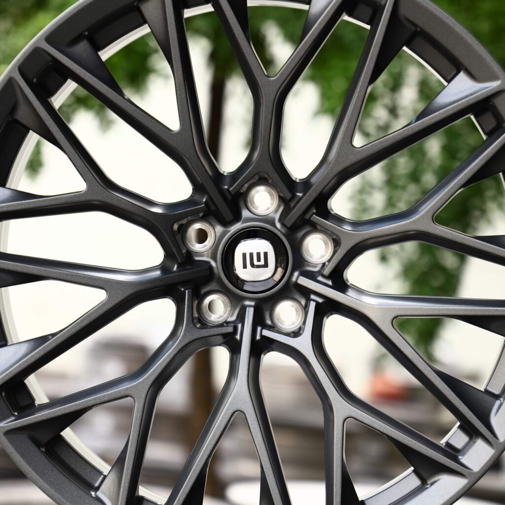 Lamborghini Huracan wheels – Gray / Gunmetal Custom (HRE P200-Style), lip and barrel detail