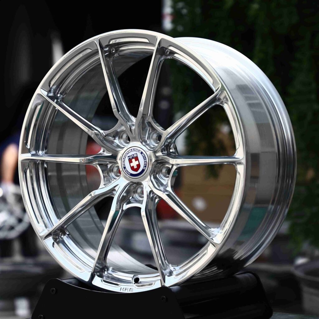 Lamborghini Aventador wheels – P101SC Mirror Polished Silver (HRE P101-Style), angled view