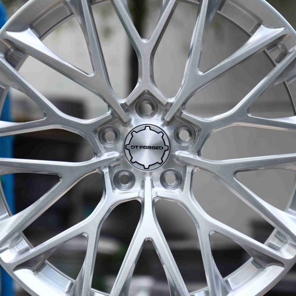 Lamborghini Huracan wheels – P200 Brushed Silver (HRE P200-Style), lip and barrel detail