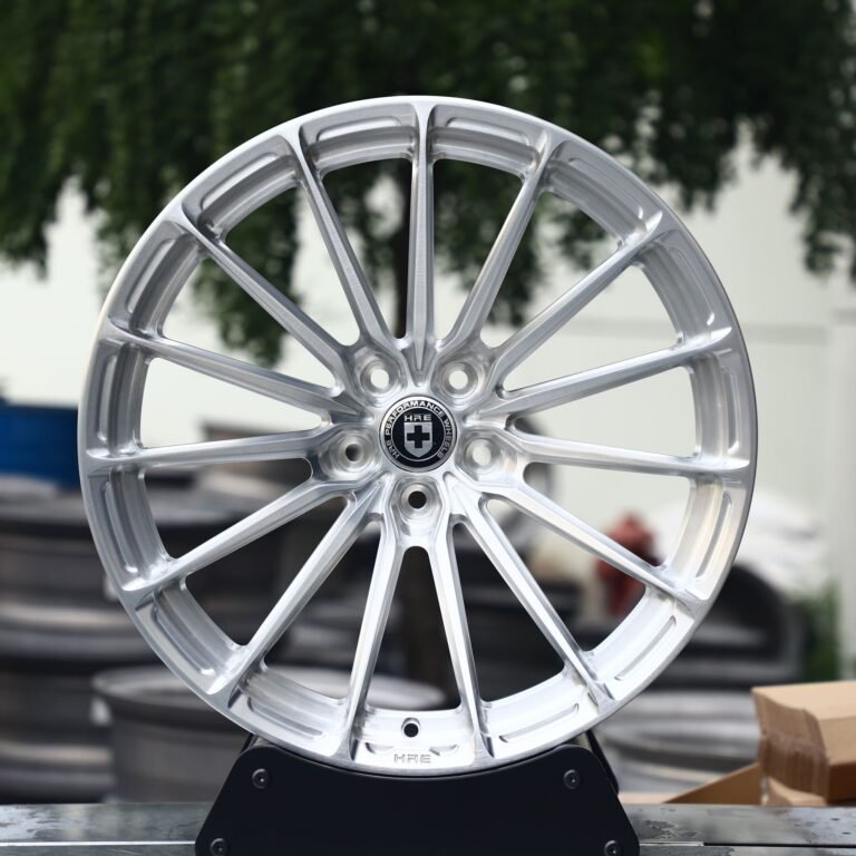 Porsche 911 wheels – Bright Silver 15-Spoke (HRE Performance P101-Style), front view