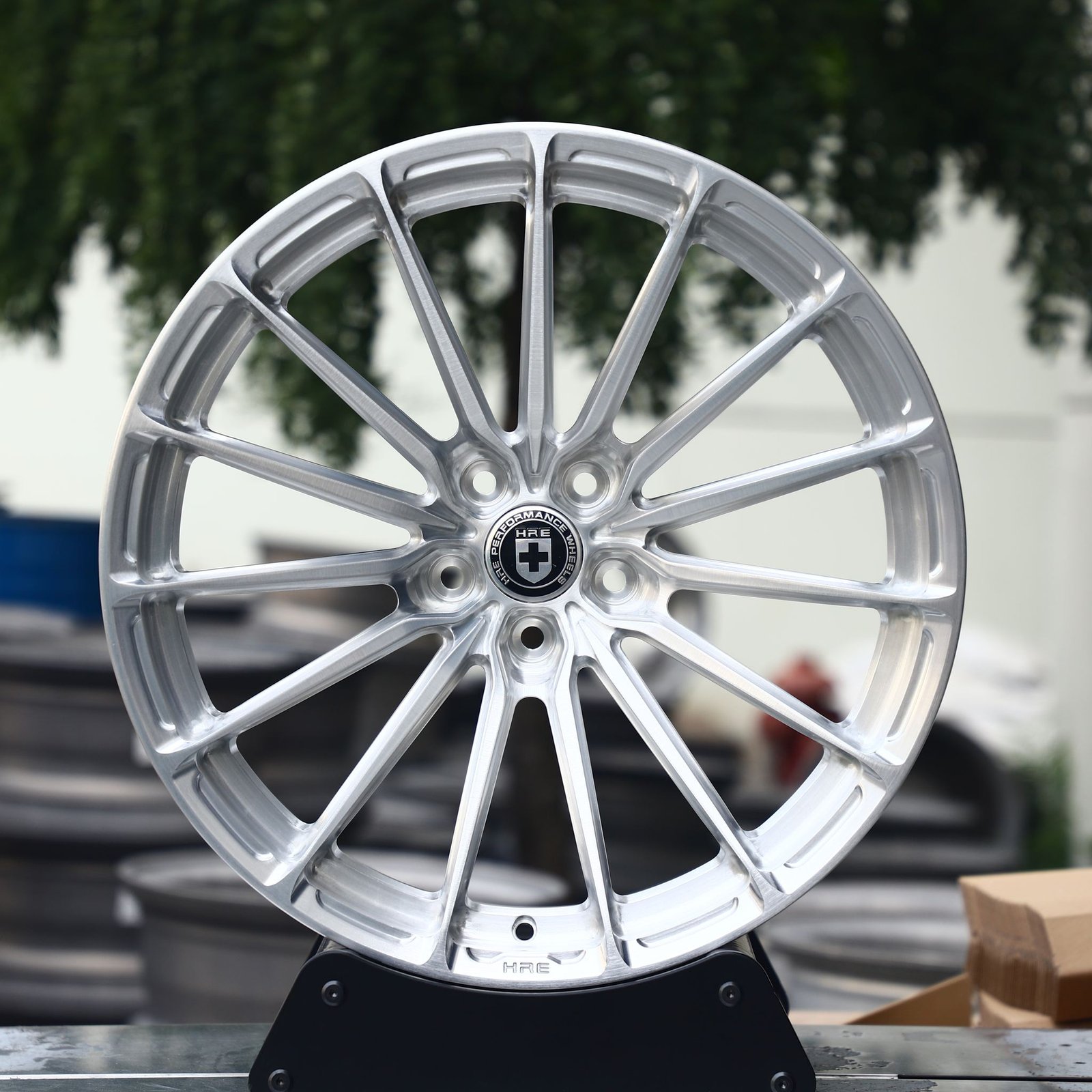 Porsche 911 wheels – Bright Silver 15-Spoke (HRE Performance P101-Style), front view