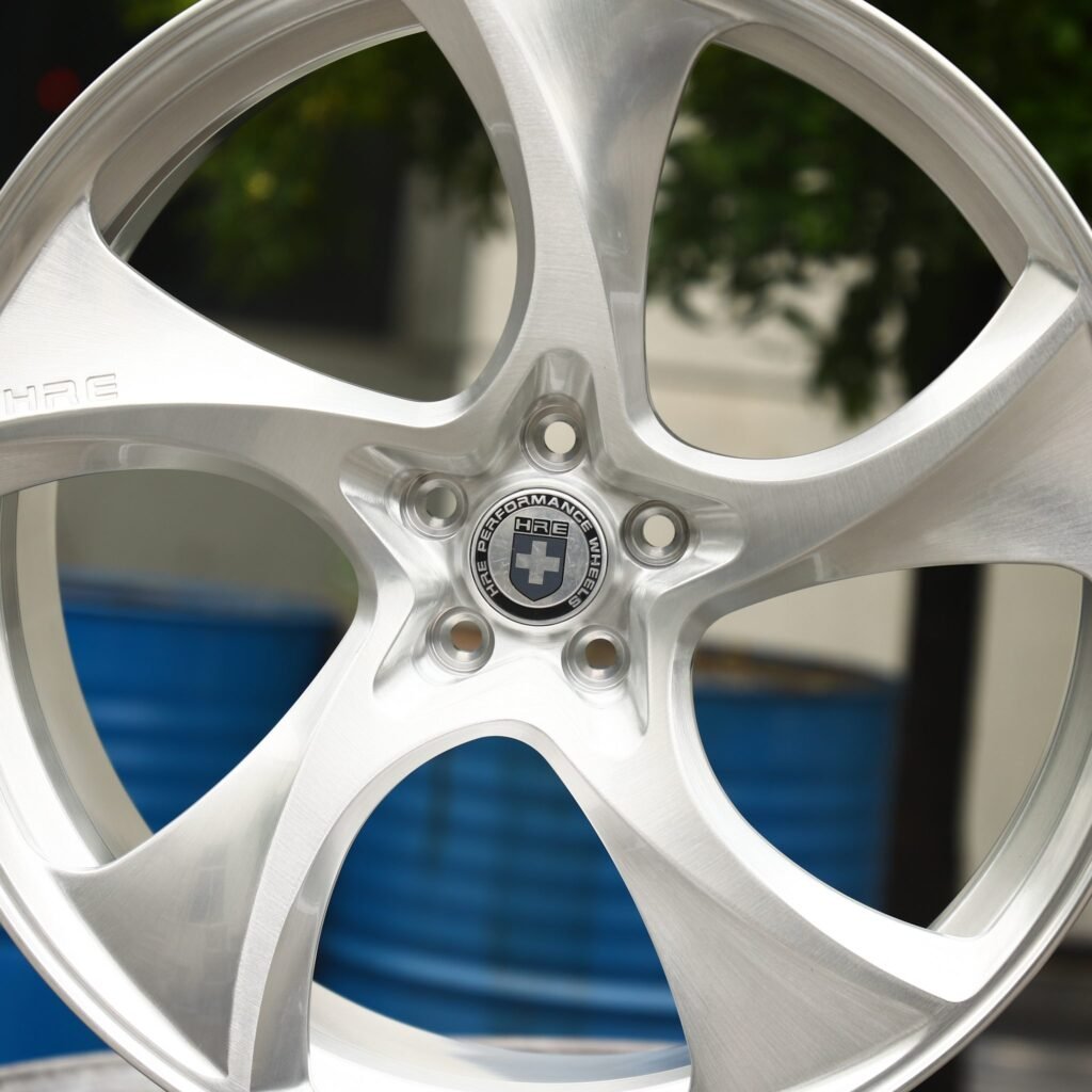 Lamborghini Urus wheels – Bright Silver Directional Milled (HRE Performance 522M-Style), lip and barrel detail