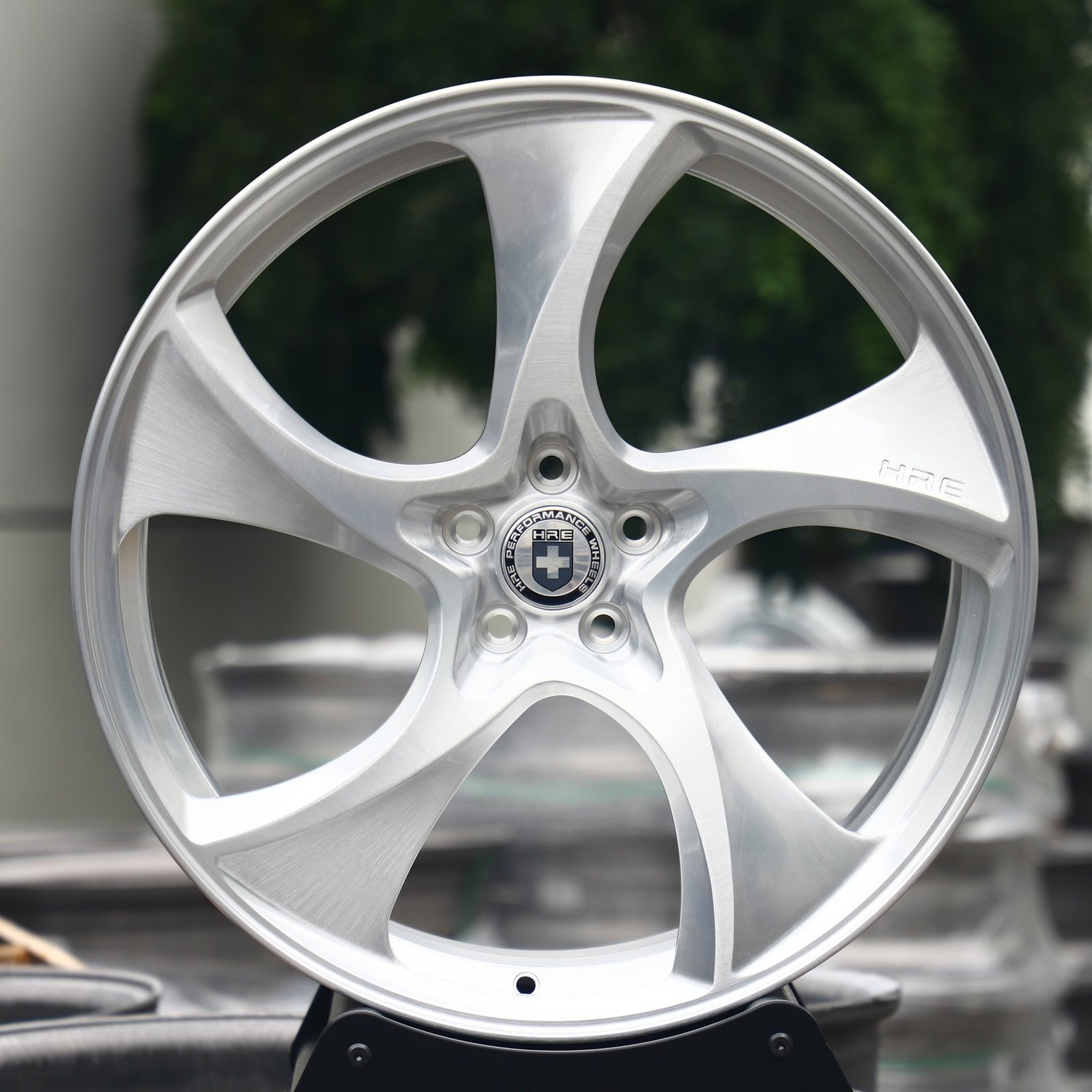 Porsche Cayenne wheels – Brushed Silver Directional Milled (HRE Performance 522M-Style), front view