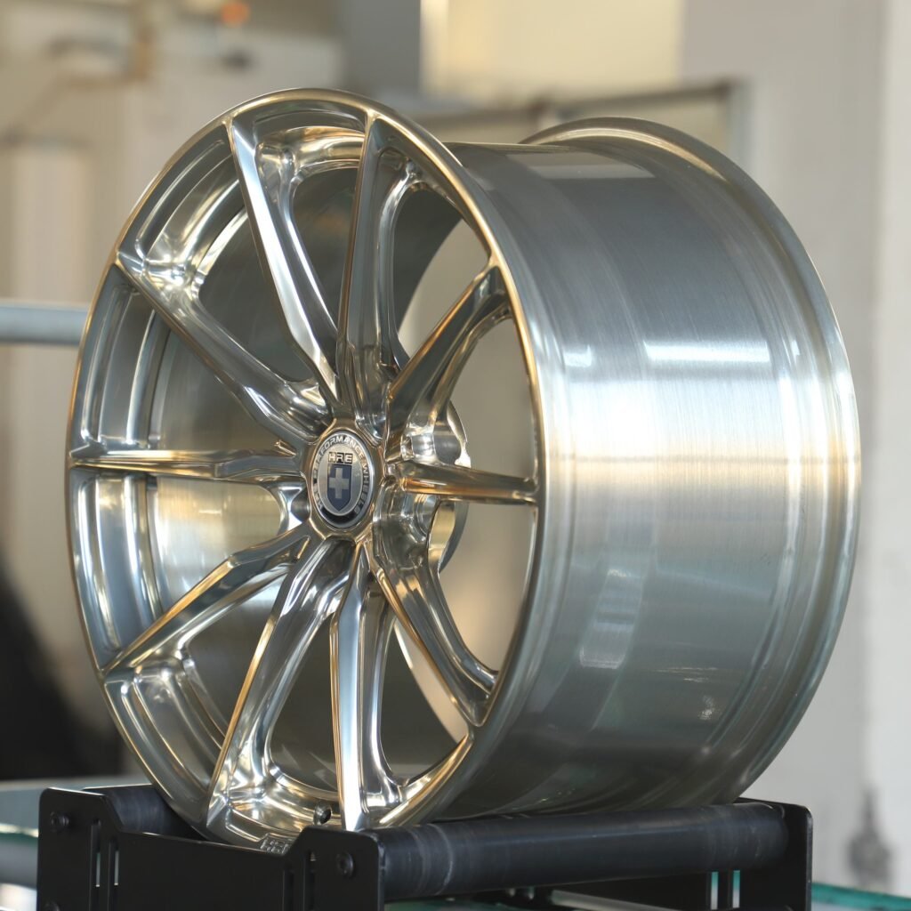 Lamborghini Urus wheels – Transparent Frozen Gold 5 V-Spoke (HRE P104SC-Style), lip and barrel detail