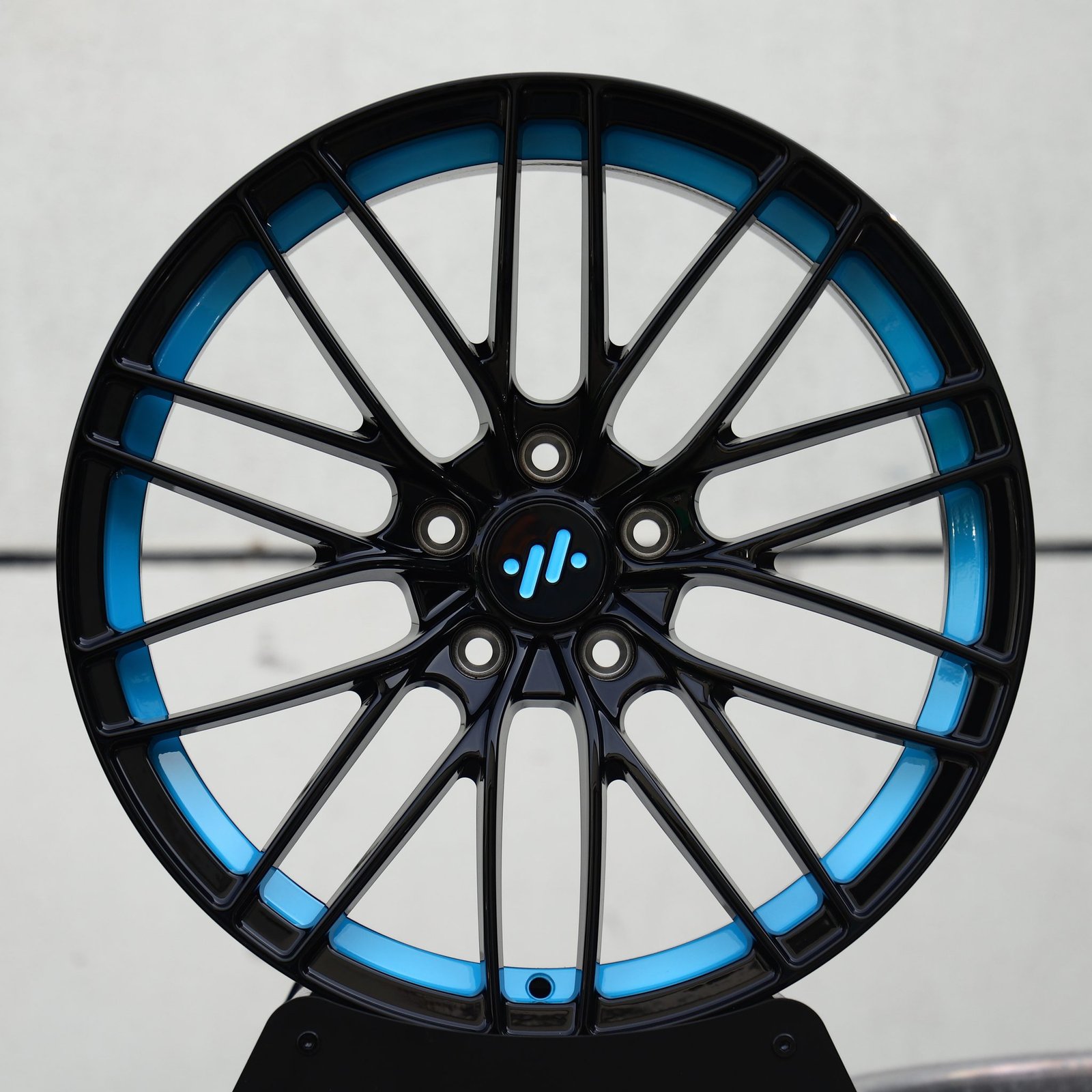 IM L7 wheels – Gloss Black / Blue 10 Y-Spoke (IM OEM-Style), front view