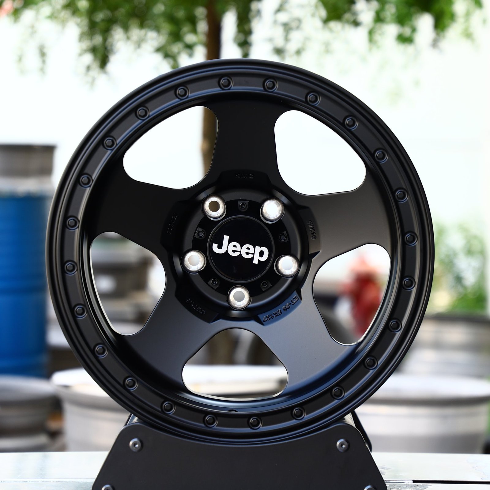 Jeep Grand Cherokee wheels – Gloss Black / Matte Gray Deep Lip Exposed Bolt Detail, front view