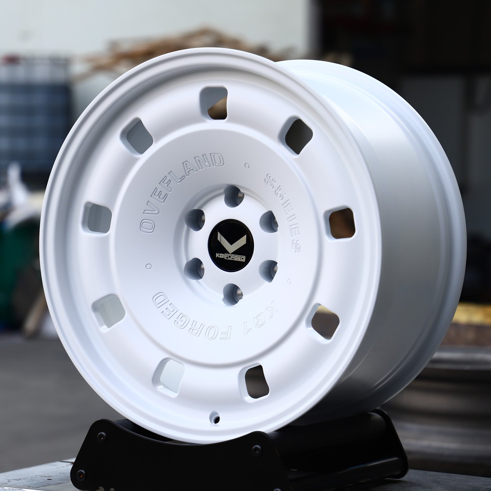 Ford F-150 wheels – KG1 Forged Gloss White Semi-Full-Face, front view