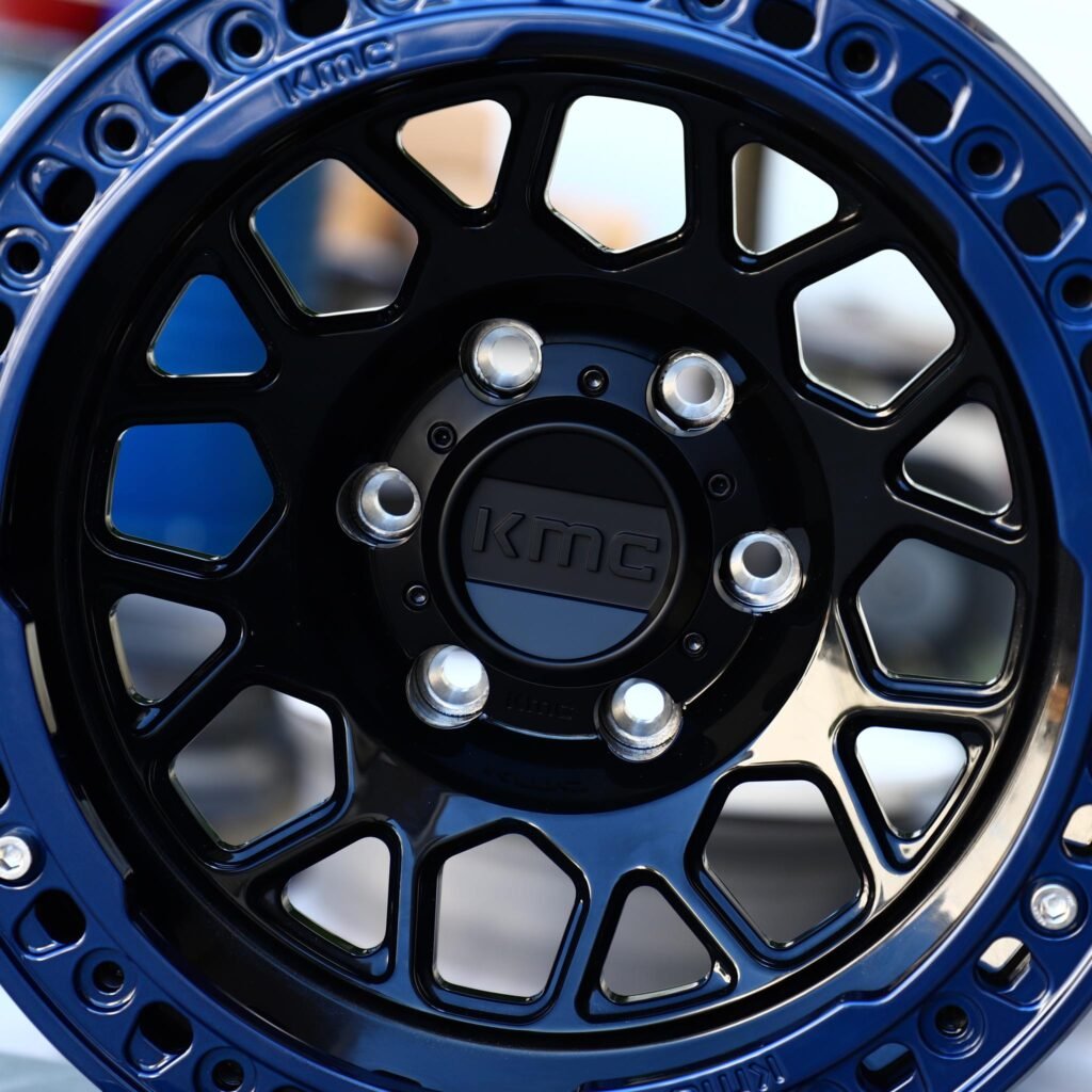 Chevrolet Silverado 1500 wheels – KMC Blue / Gloss Black Beadlock, lip and barrel detail