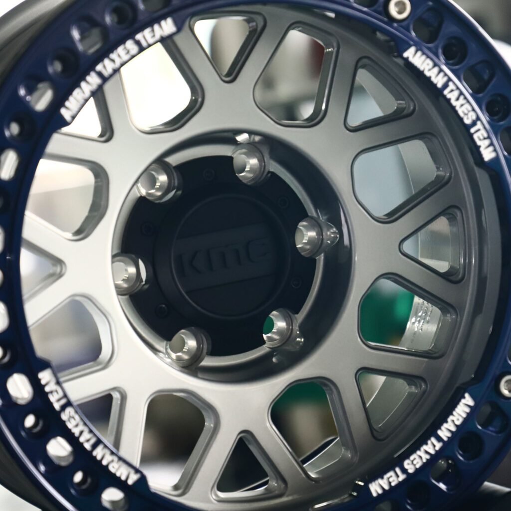 Chevrolet Silverado 1500 wheels – KMC Blue / Silver Beadlock, lip and barrel detail