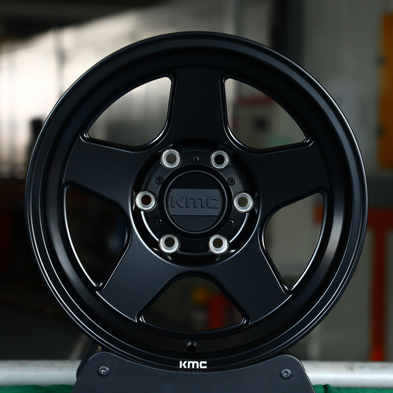 Toyota 4Runner wheels – KMC Gloss Black Deep Lip, front view