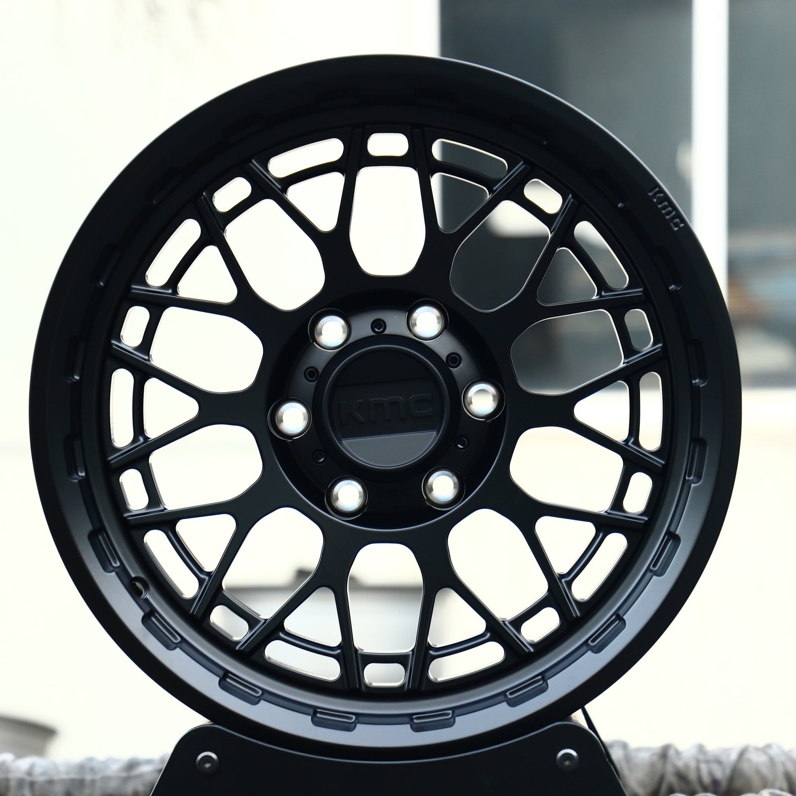 Toyota 4Runner wheels – KMC Gloss Black Deep Lip, front view