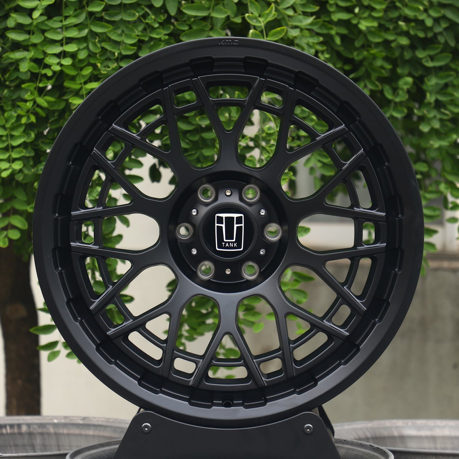 Tank 300 wheels – KMC Gloss Black Double Ring Lip, front view