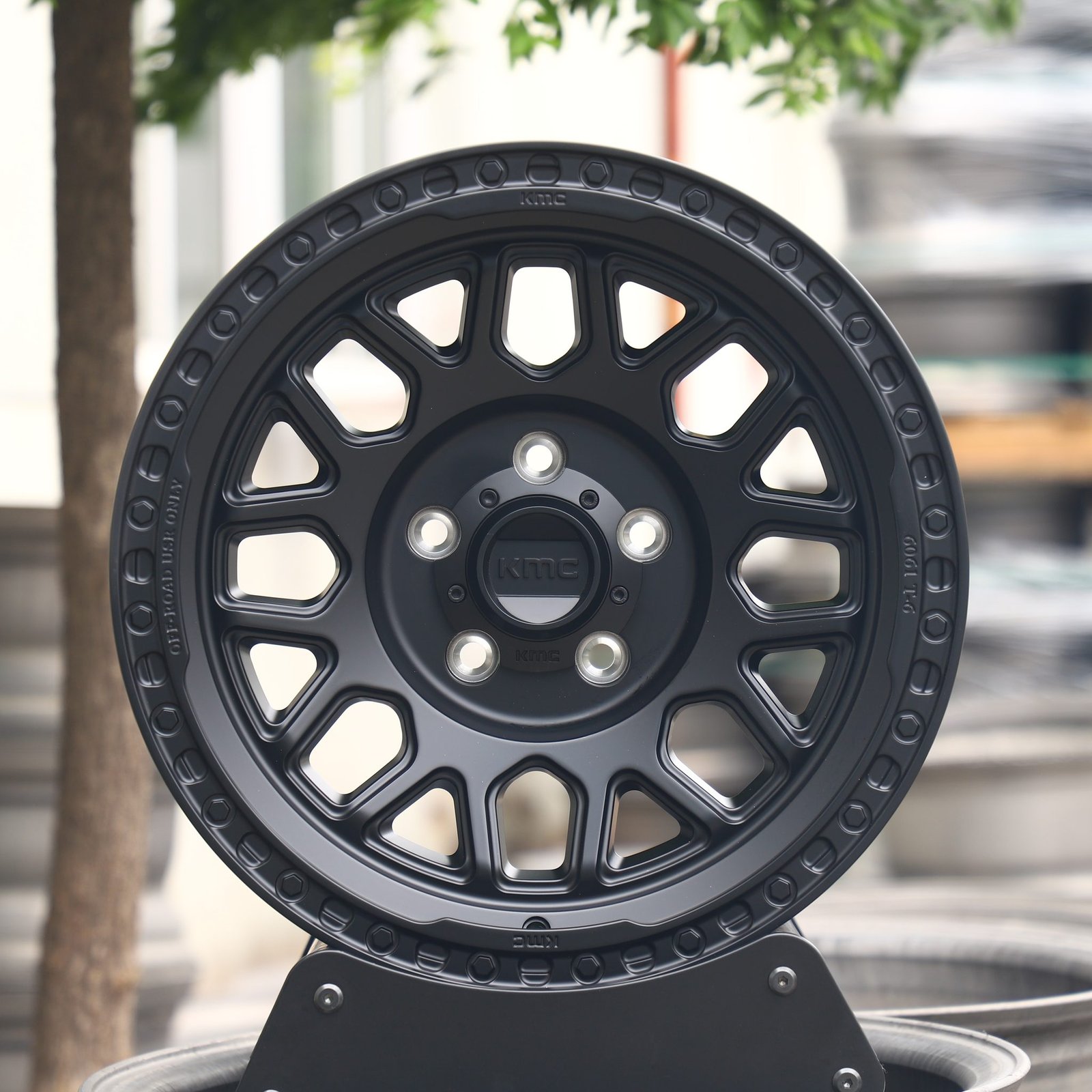 Toyota 4Runner wheels – KMC Gloss Black Exposed Bolt Detail, front view