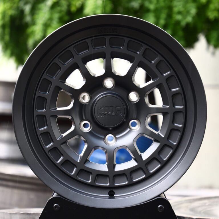 Toyota 4Runner wheels – KMC Gloss Black / Gunmetal Deep Lip, front view