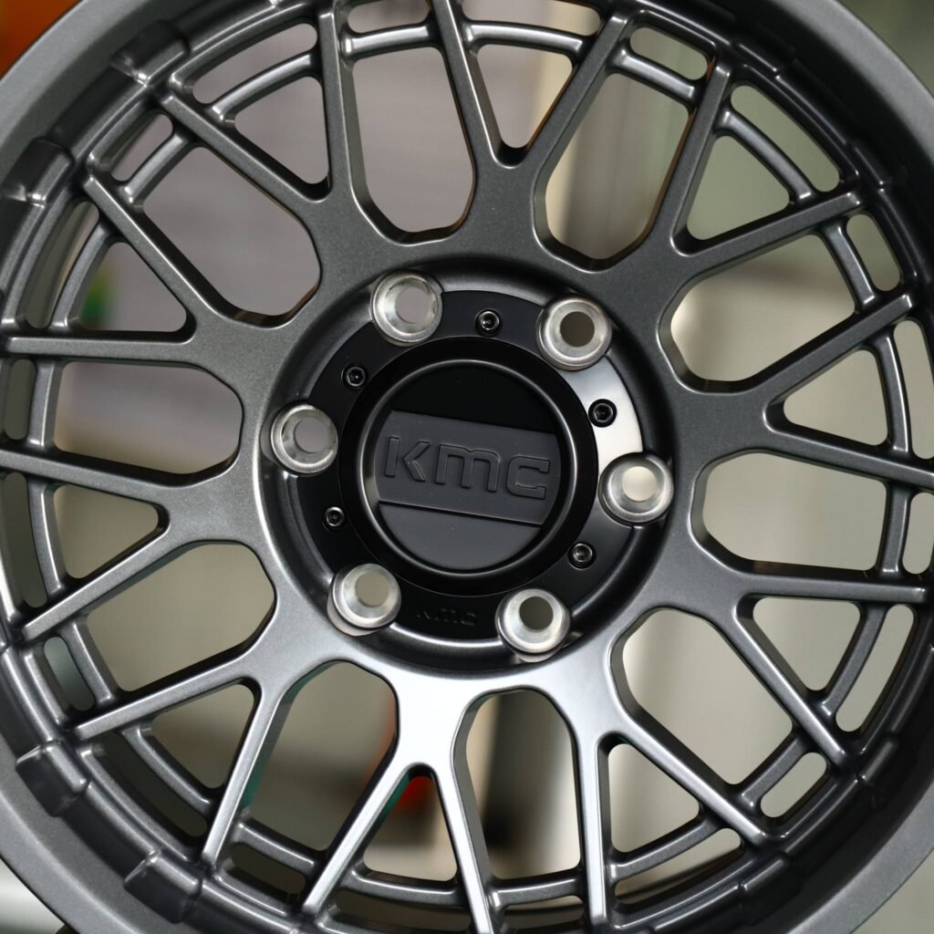 Chevrolet Silverado 1500 wheels – KMC Gloss Black / Gunmetal / Gray Deep Lip Double Ring Lip, lip and barrel detail