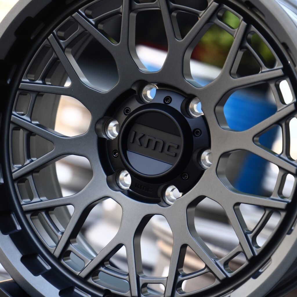 Chevrolet Silverado 1500 wheels – KMC Gray Double Ring Lip, lip and barrel detail