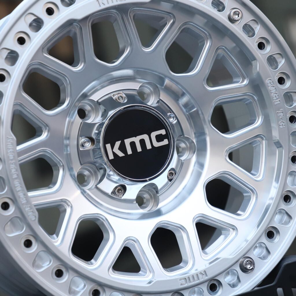 Chevrolet Silverado 1500 wheels – KMC Silver Custom Beadlock, lip and barrel detail