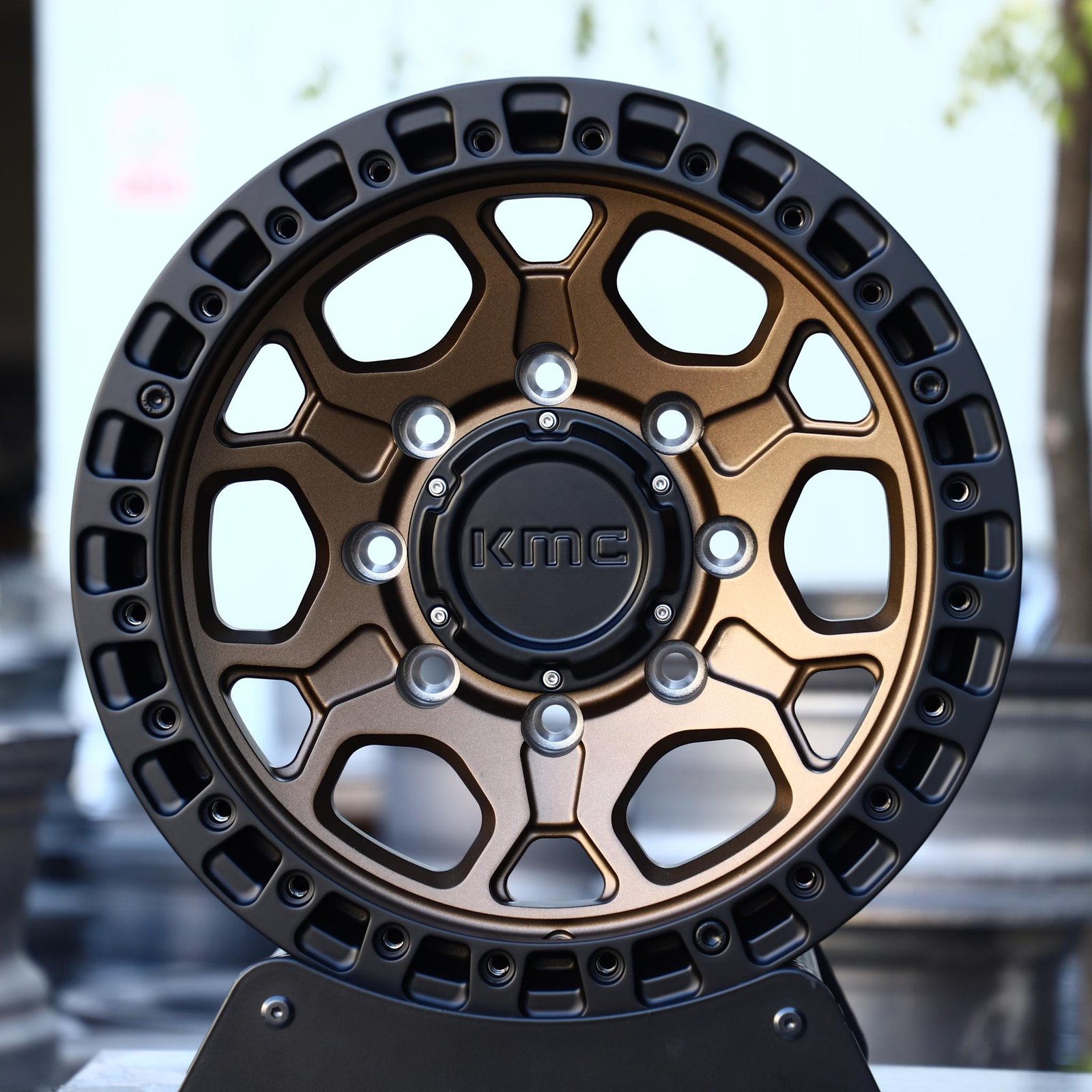 Ford F-250 Super Duty wheels – Bronze / Gloss Black 8-Spoke Beadlock (KMC-Style), front view