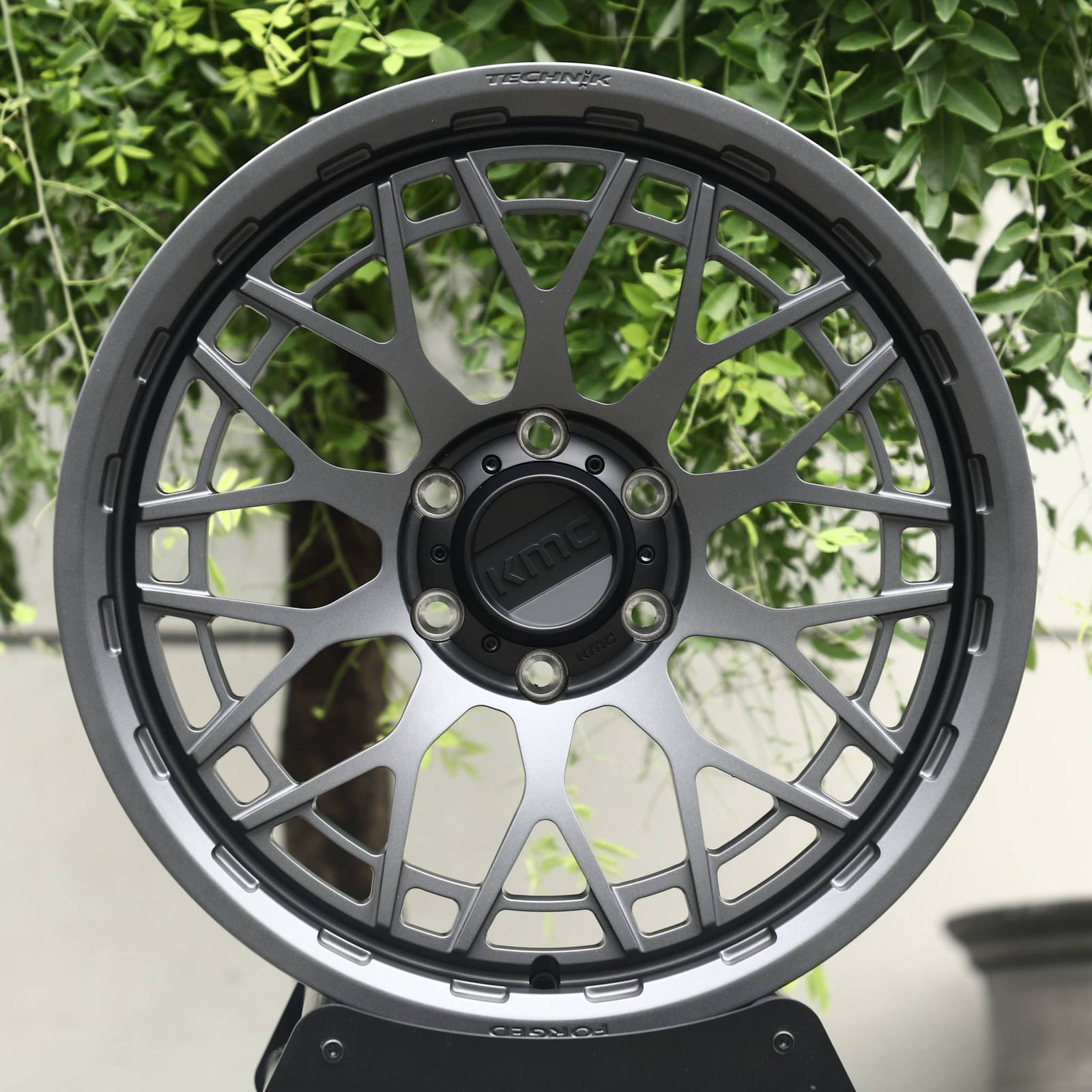 Ford F-150 wheels – Matte Gunmetal Mesh (KMC-Style), front view