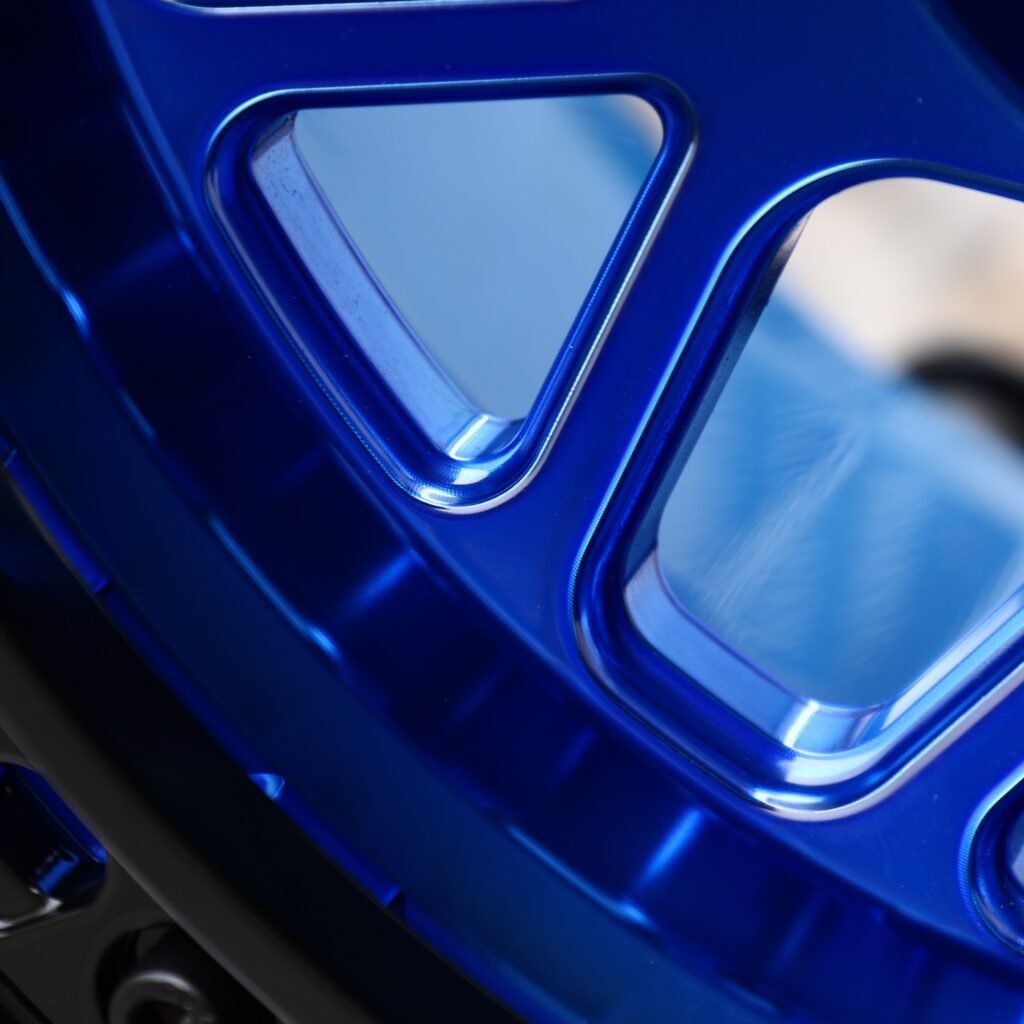 Chevrolet Silverado 1500 wheels – KMC Transparent / Blue / Gloss Black Beadlock, lip and barrel detail