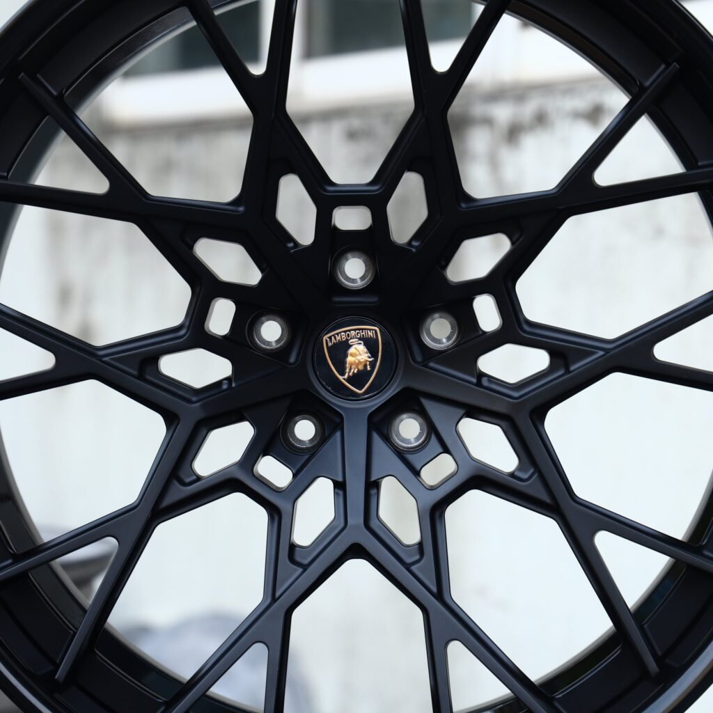 Lamborghini Huracan wheels – Gloss Black Mesh Multi-Spoke (Lamborghini OEM-Style), lip and barrel detail