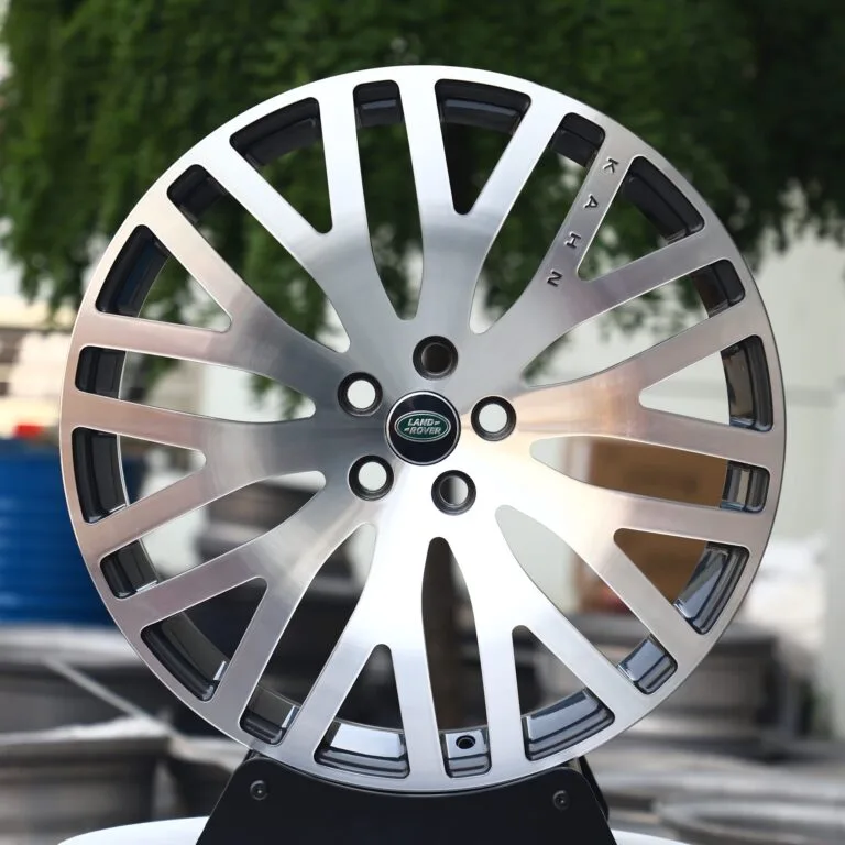 Land Rover OEM-Style Black / Diamond-Cut Split-Spoke Forged Wheels – Range Rover Sport / Defender, front view