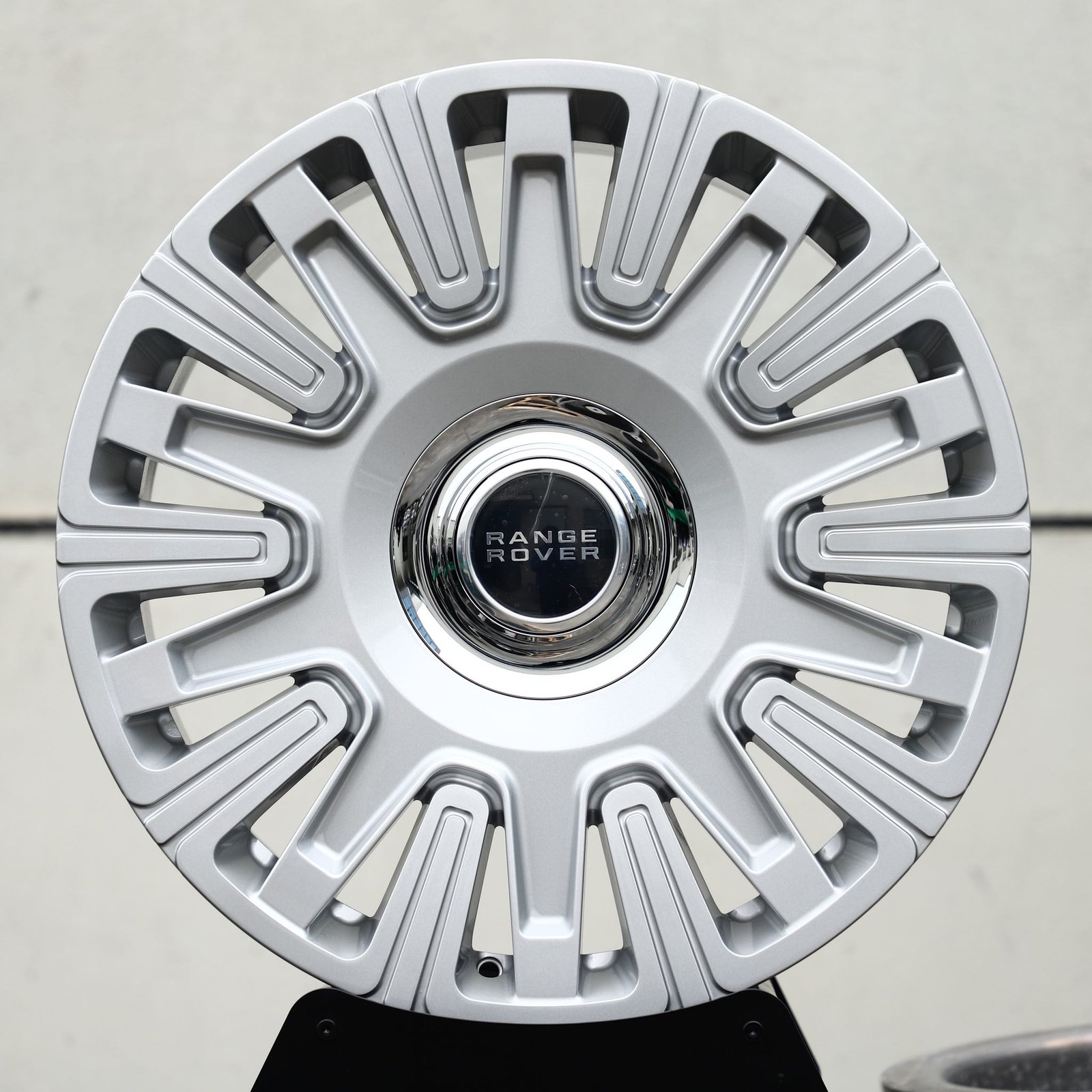 Land Rover Range Rover wheels – Bright Silver Multi-Spoke (Land Rover OEM-Style), front view