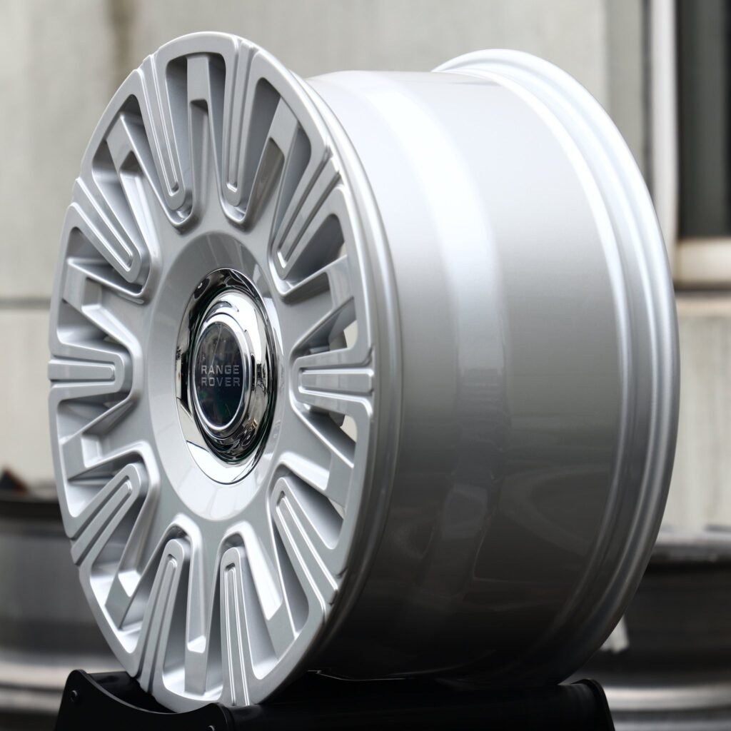 Land Rover Range Rover wheels – Bright Silver Multi-Spoke (Land Rover OEM-Style), lip and barrel detail