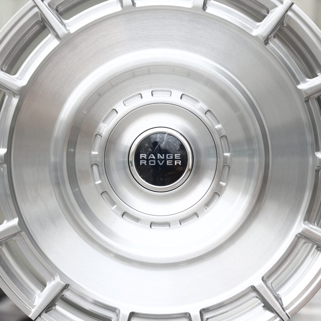 Land Rover Range Rover wheels – Brushed Silver Slotted Full-Face (Land Rover OEM-Style), lip and barrel detail