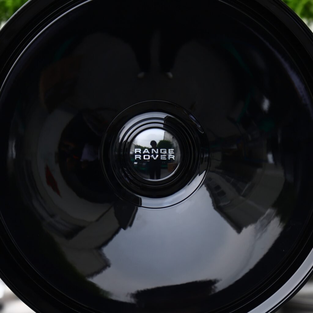 Land Rover Range Rover wheels – Gloss Black Full-Face Dish (Land Rover OEM-Style), lip and barrel detail