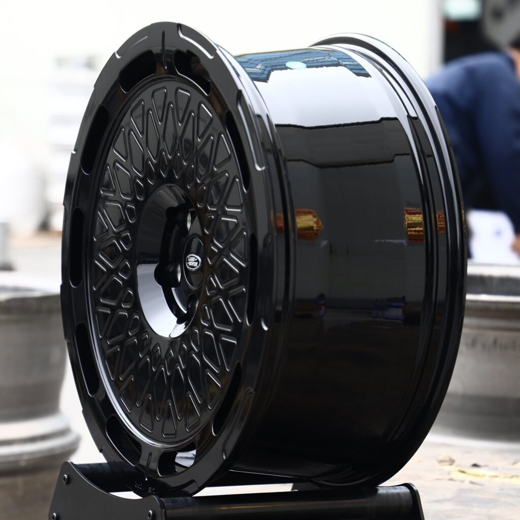 Land Rover Range Rover wheels – Gloss Black Lattice Mesh (Land Rover OEM-Style), lip and barrel detail