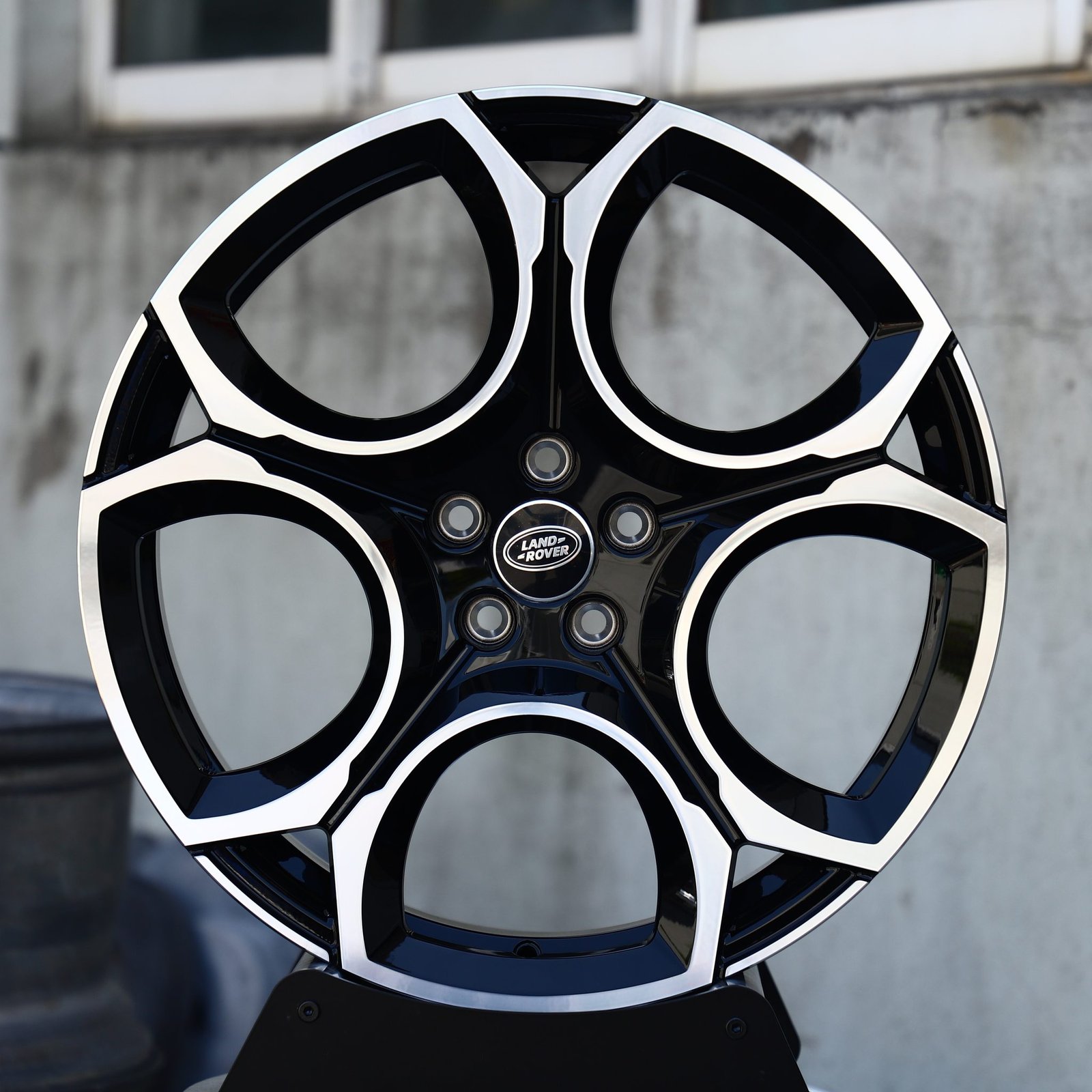 Land Rover Range Rover wheels – Gloss Black Machined 5-Spoke Petal (Land Rover OEM-Style), front view