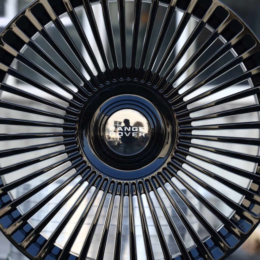 Land Rover Range Rover wheels – Gloss Black Multi-Spoke (Land Rover OEM-Style), lip and barrel detail