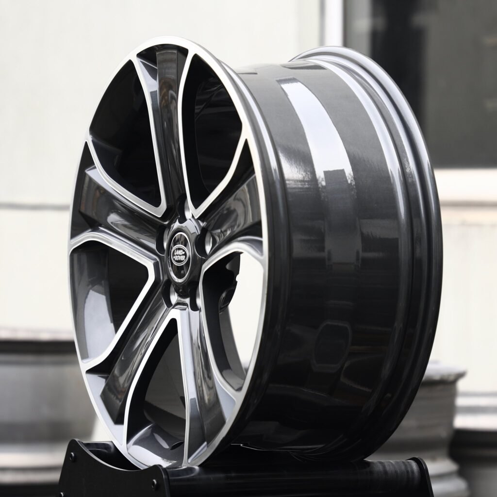 Land Rover Range Rover wheels – Gunmetal / Machined 5-Spoke (Land Rover OEM-Style), lip and barrel detail