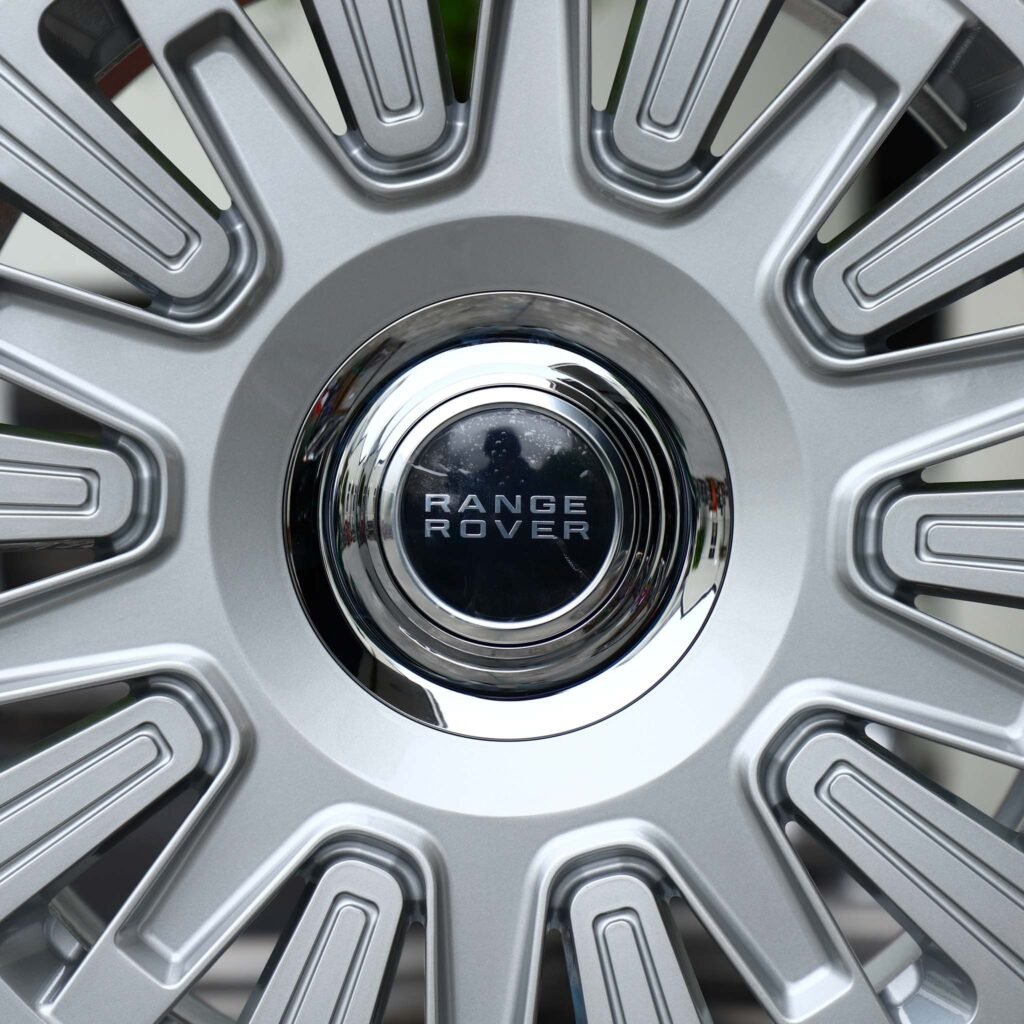 Land Rover Range Rover wheels – Silver Multi-Slot Full-Face (Land Rover OEM-Style), lip and barrel detail