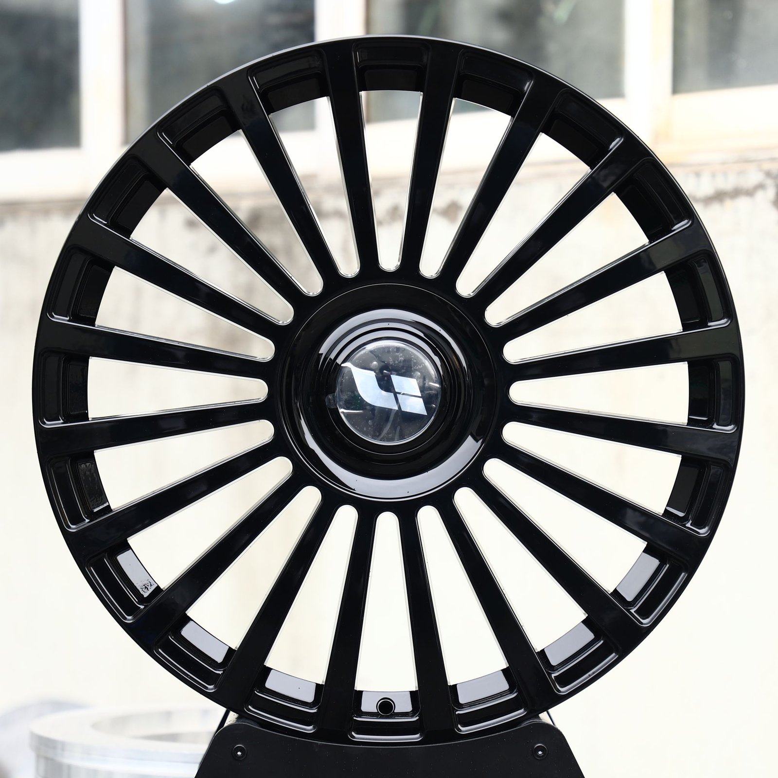 Land Rover Range Rover wheels – Gloss Black 20-Spoke, front view