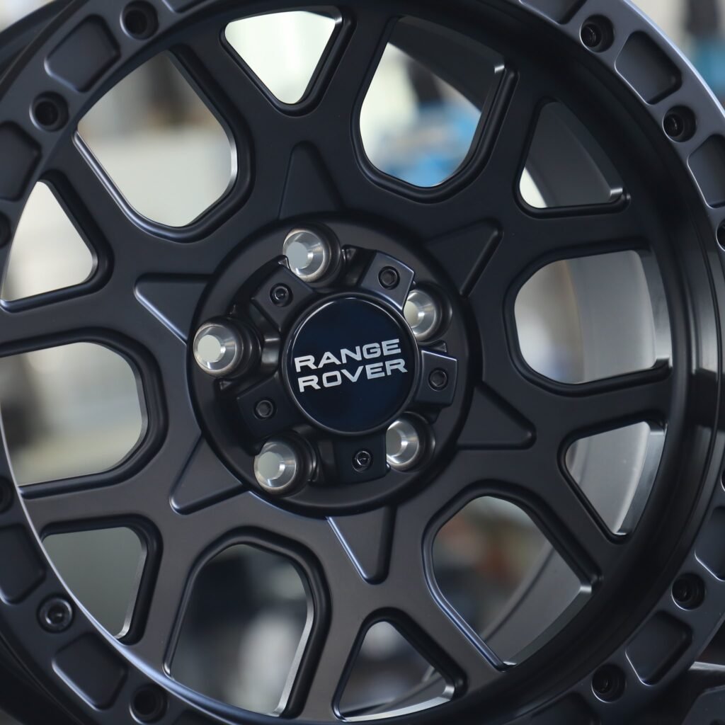 Land Rover Discovery wheels – Gloss Black Custom, lip and barrel detail