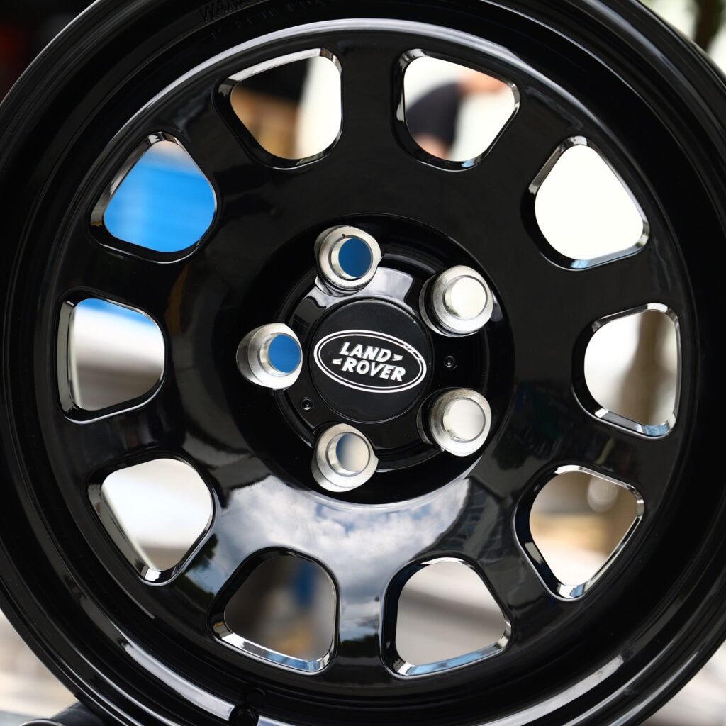 Land Rover Discovery wheels – Gloss Black Deep Lip, lip and barrel detail