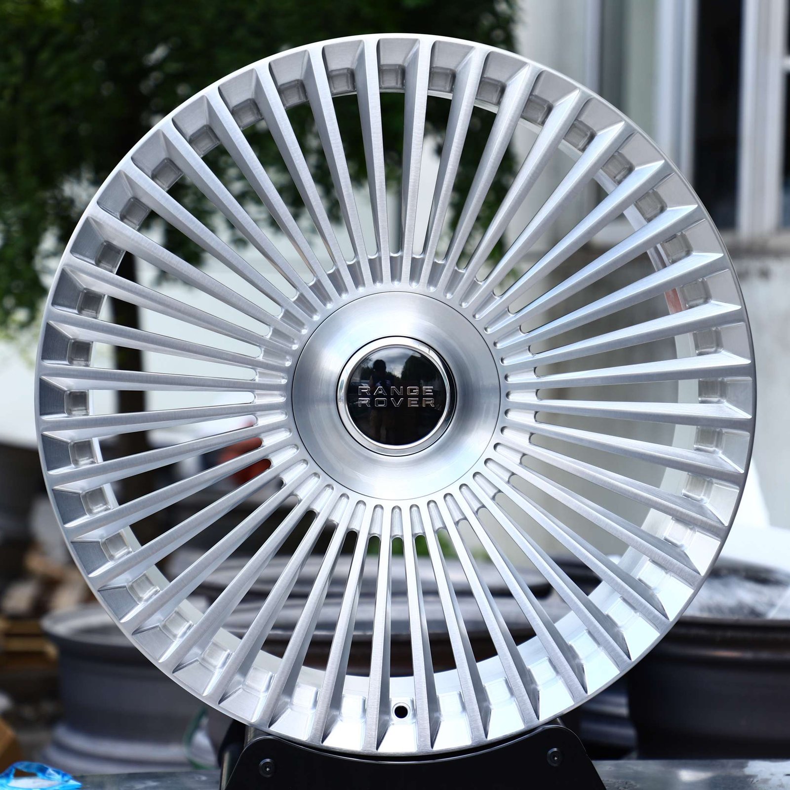 Land Rover Range Rover wheels – Silver Multi-Spoke, front view
