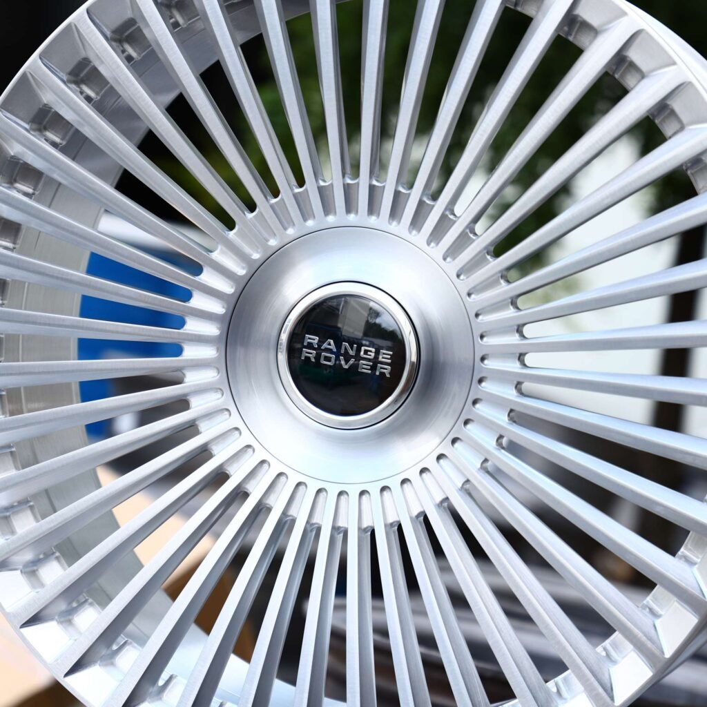 Land Rover Discovery wheels – Silver Multi-Spoke, lip and barrel detail