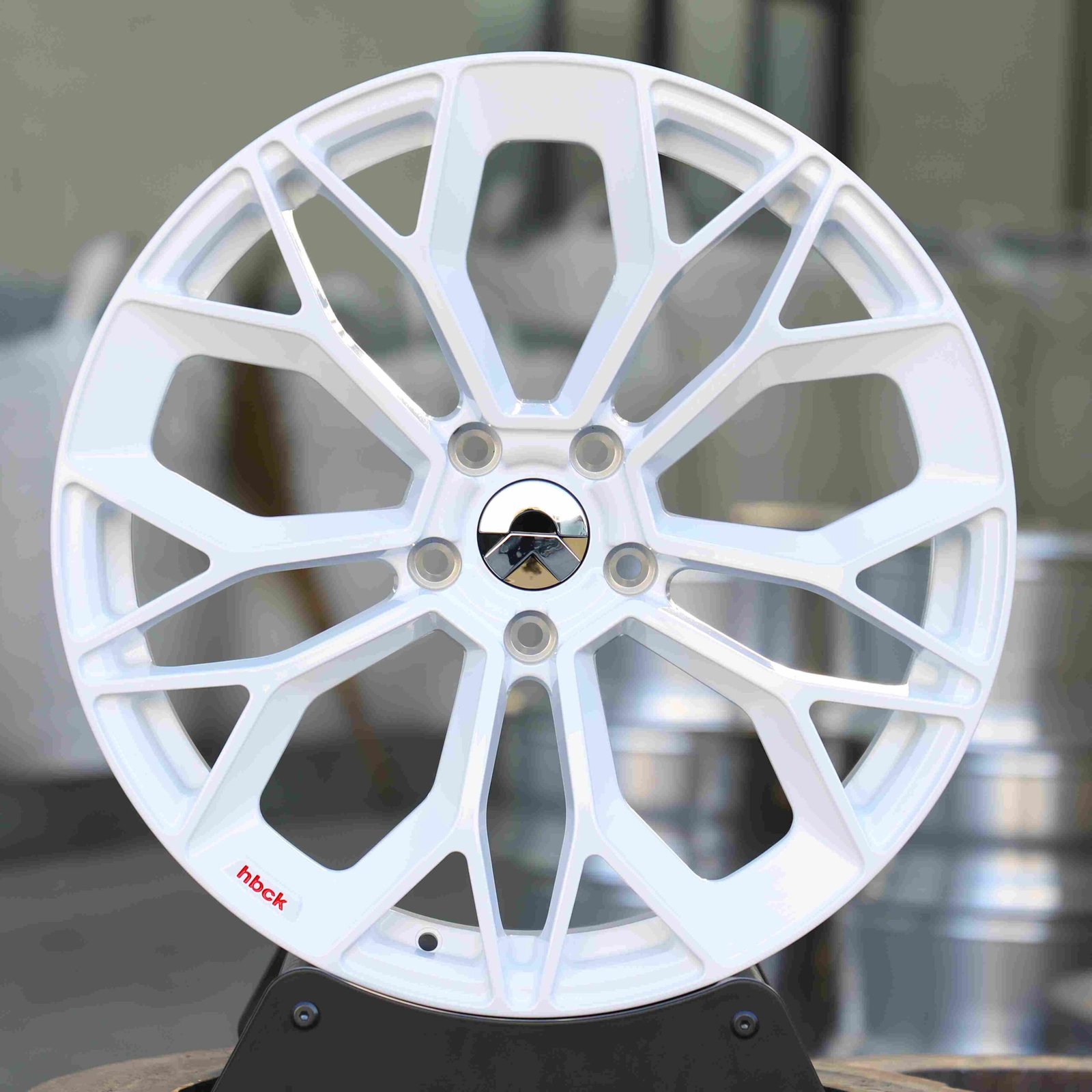 Li Auto L9 wheels – Gloss White Petal-Spoke, front view