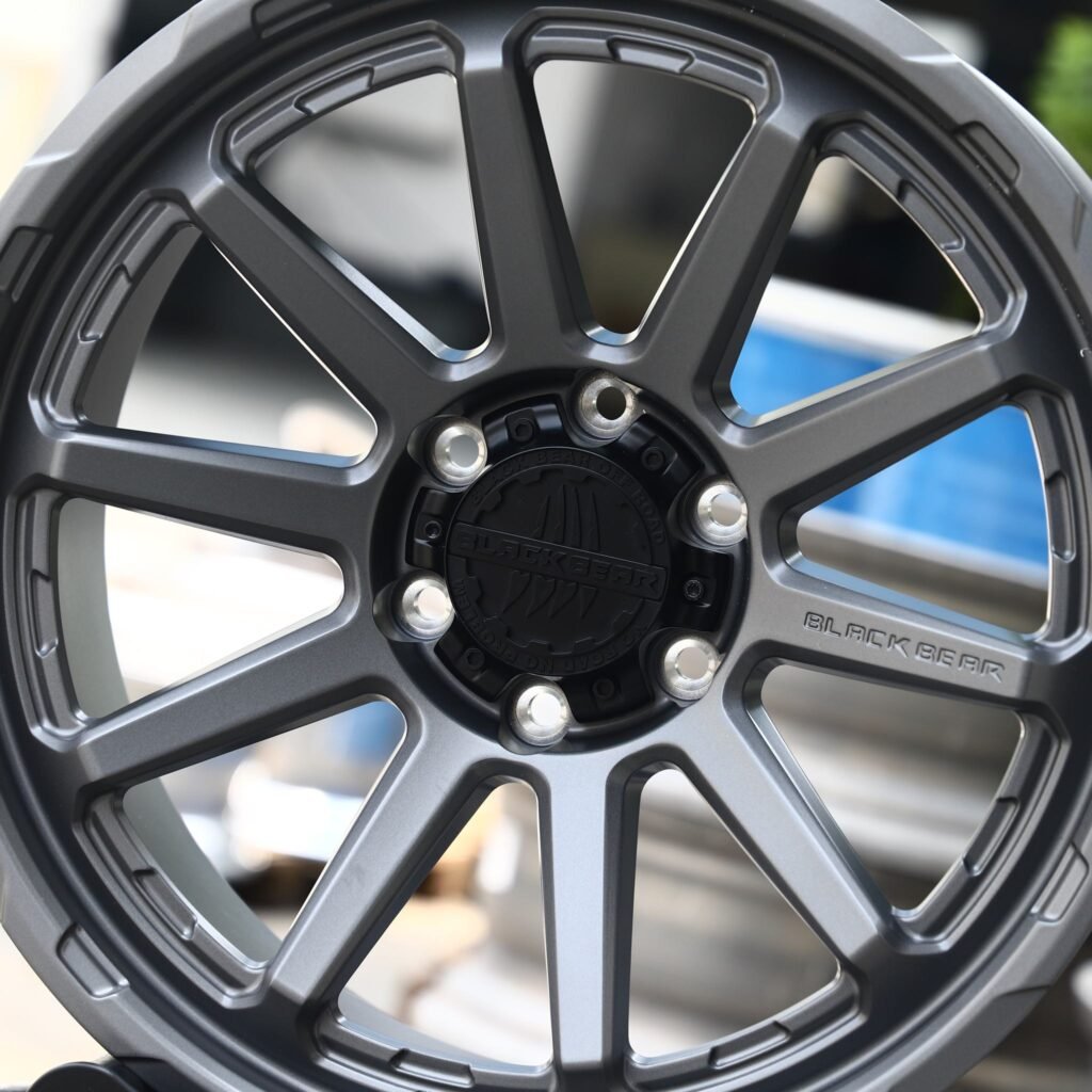 Chevrolet Silverado 1500 wheels – Light Gunmetal / Gray Deep Lip, lip and barrel detail