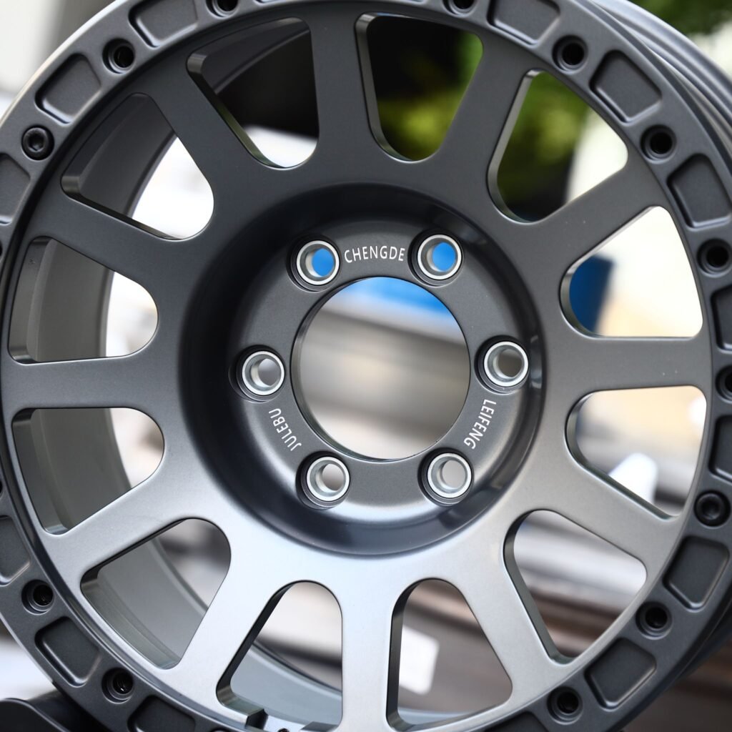 Chevrolet Silverado 1500 wheels – Light Gunmetal / Gray, lip and barrel detail