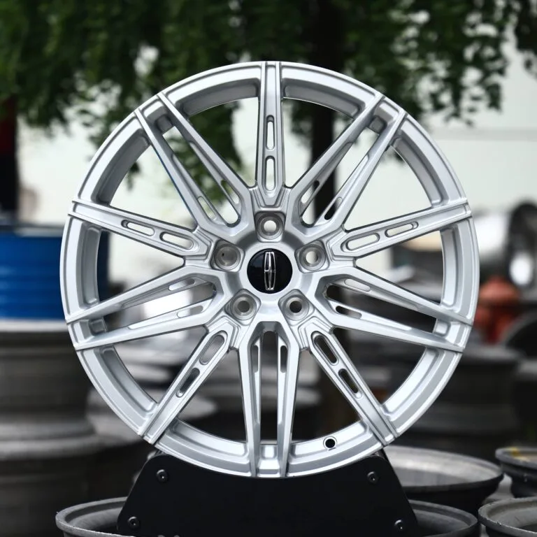 Lincoln Continental wheels – Bright Silver 5 W-Spoke Side-Milled, front view