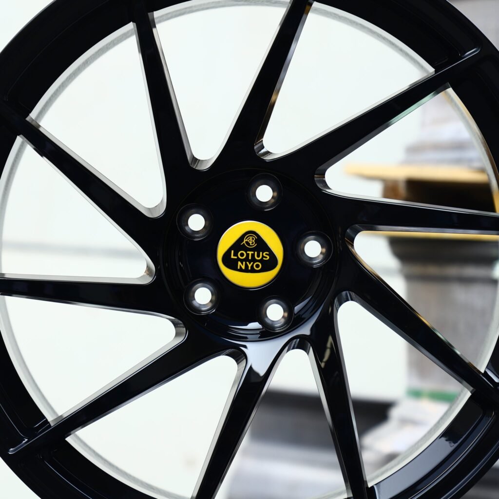 Lotus Emira wheels – Gloss Black Directional Multi-Spoke (Lotus OEM-Style), lip and barrel detail