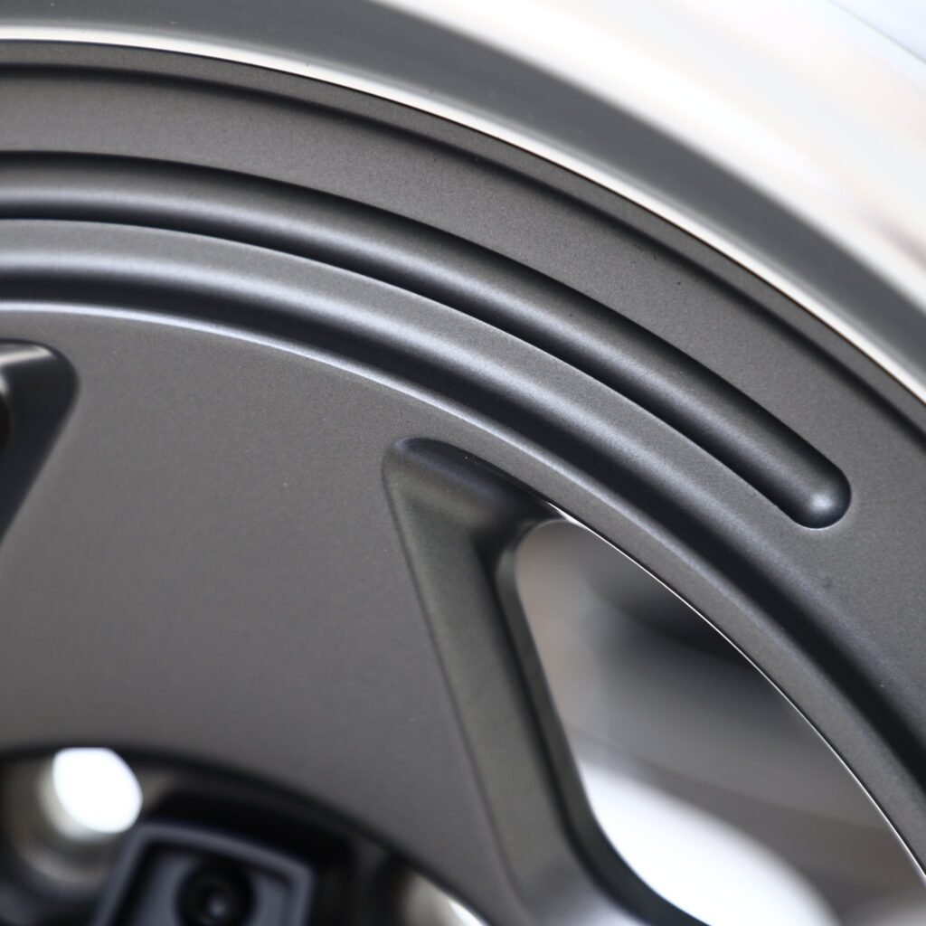 Chevrolet Silverado 1500 wheels – Machined Silver 6-Spoke, lip and barrel detail